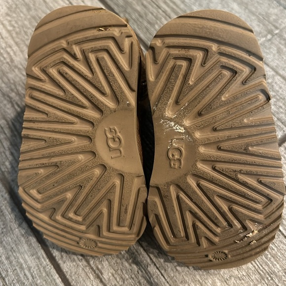 Beige Neumel II Kid Uggs - Picture 4 of 5